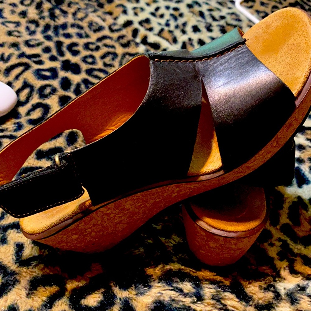 Like new wedge sandals